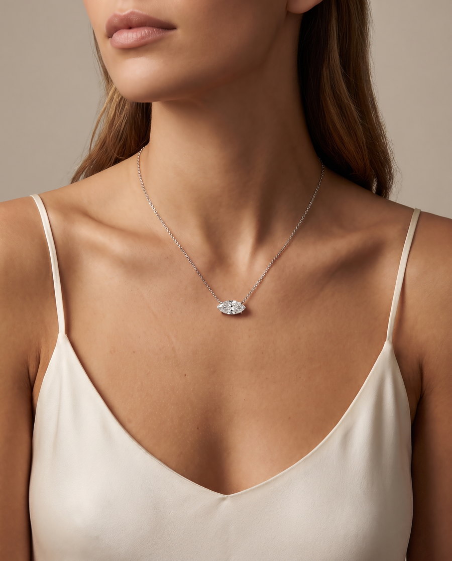 Colar com pingente de diamante de lapidação Marquise em uso